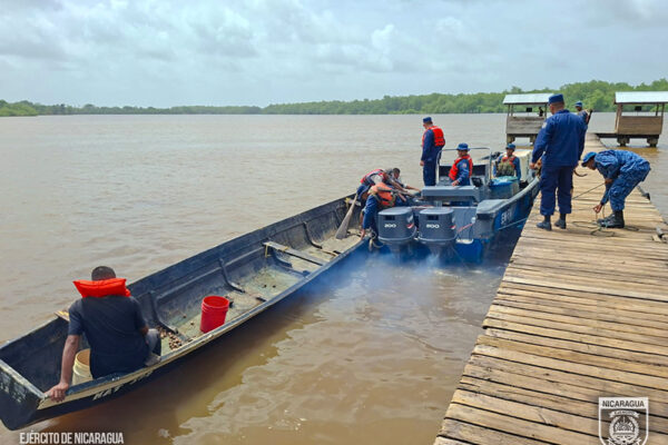 Ejército salva la vida de tres pescadores tras volcarse su embarcación en el Caribe Sur