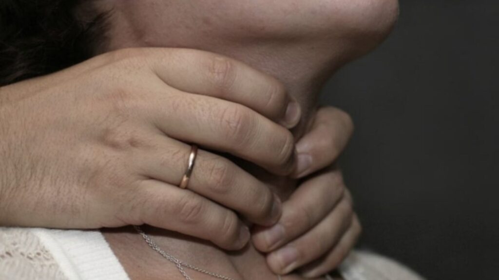 Hombre celoso estrangula a su pareja en León