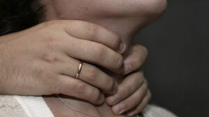 Hombre celoso estrangula a su pareja en León