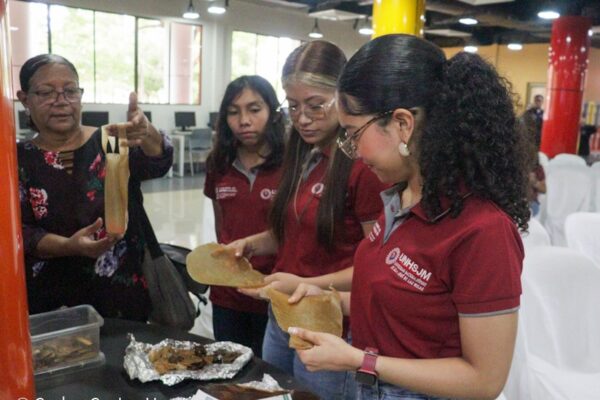 Jóvenes presenta proyectos en biotecnología para desarrollar la ciencia moderna