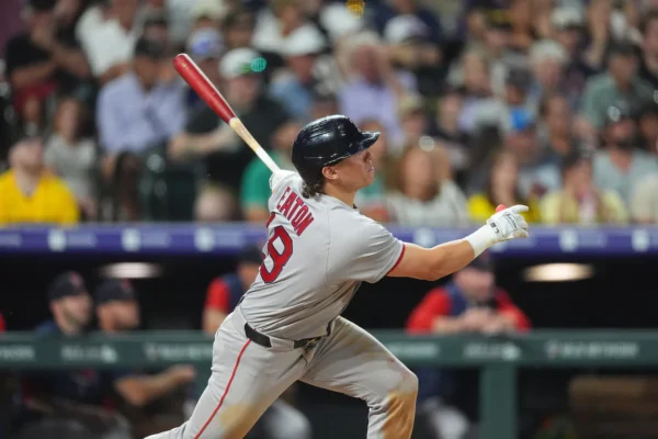 Suspenden por dos juegos al jardinero de los Red Sox, Nate Eaton