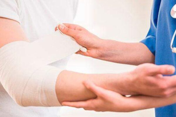 Personal de salud se especializa en el manejo integral de pacientes con quemaduras
