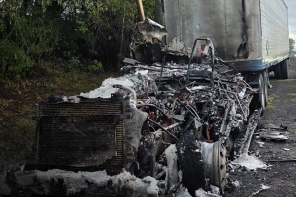 Incendio consume cabezal que jalaba un contenedor cargado con harina de coco en carretera Malpasillo-León