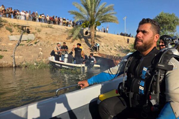 Mueren dos niños tras naufragio de un ferry en el este de Siria