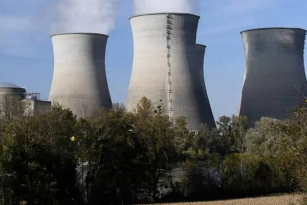 Francia paraliza trabajo de tres reactores por ola de calor