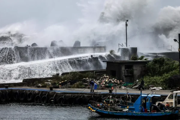 El tifón Bavi, ya debilitado, avanza por China tras dejar 134 heridos en Taiwán