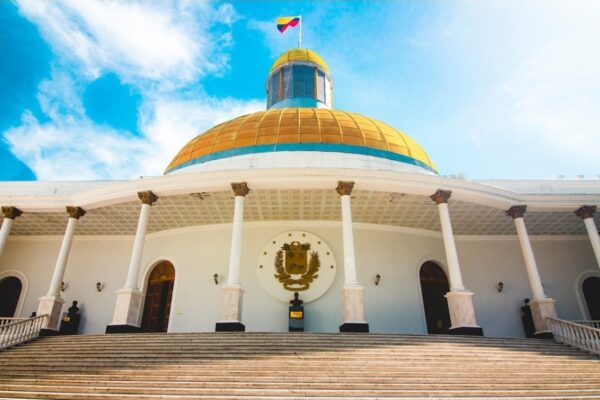 Jefe del Parlamento venezolano anuncia una “hoja de trabajo conjunta” con exdiputados opositores