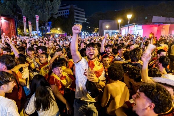 Aficionados españoles enfrentan cargas policiales en Madrid tras el pase a la final del Mundial
