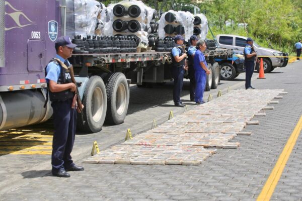 Policía Nacional incauta 750 kilos de cocaína en cabezal procedente de Costa Rica