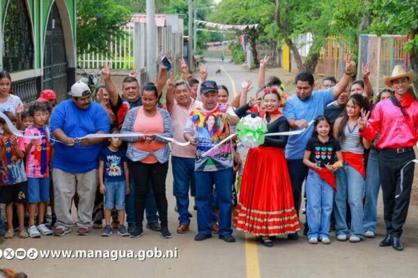 Comuna capitalina entrega tres nuevas calles en el Distrito VI