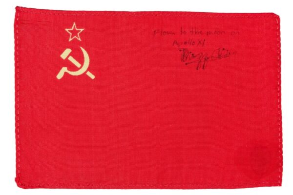 Subastan una bandera de la URSS que estuvo en la Luna