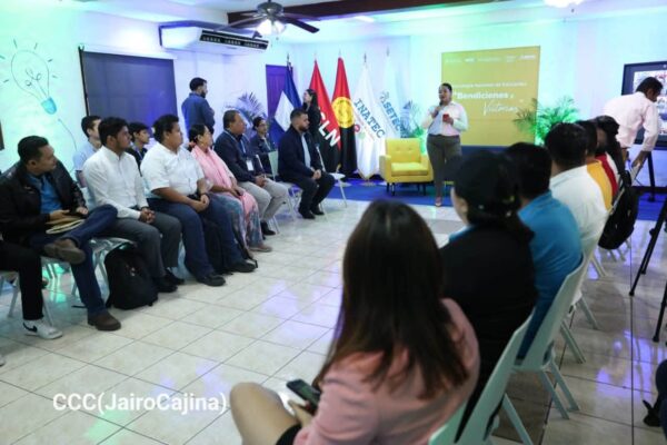 Maestros comparten aportes y recursos para el uso responsable de la IA