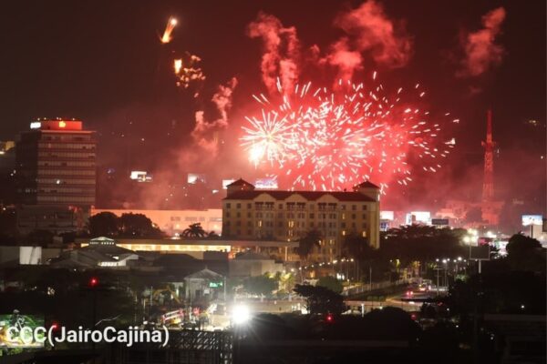 Con fuegos artificiales y miles de vigilias, nicaragüenses reciben el 19 de Julio