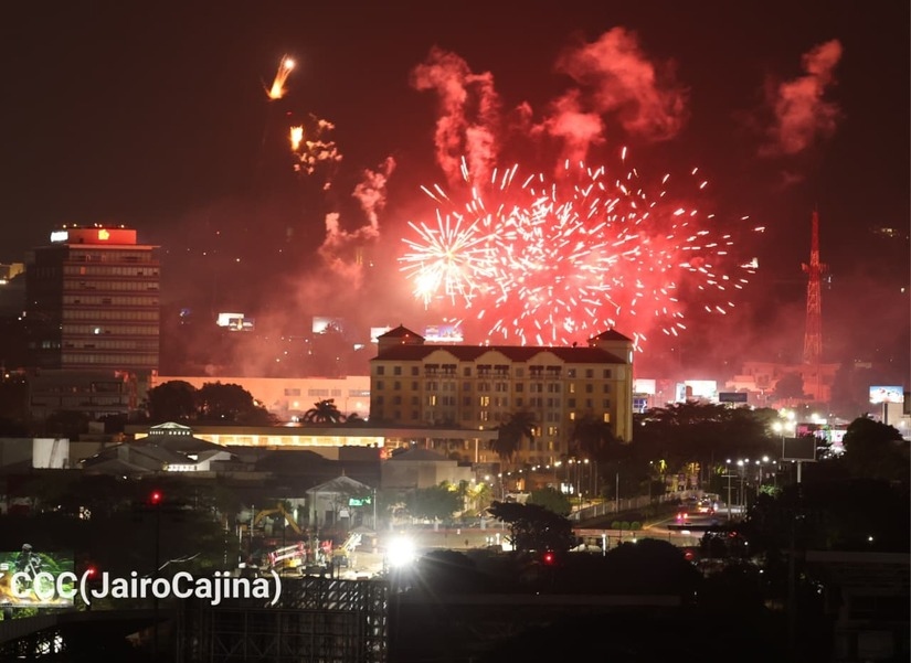 Con fuegos artificiales y miles de vigilias, nicaragüenses reciben el 19 de Julio