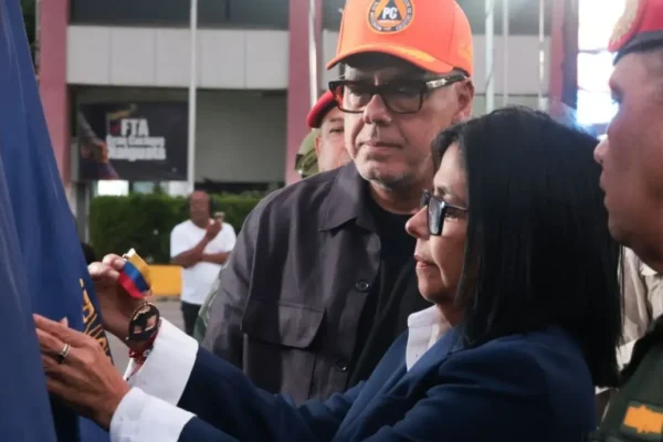Presidenta (E) Delcy Rodríguez condecora a más de 6.000 rescatistas en La Guaira