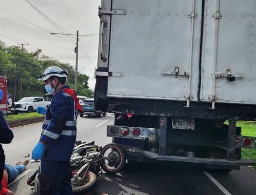 Motorizado muere tras impactar contra un camión en Masaya