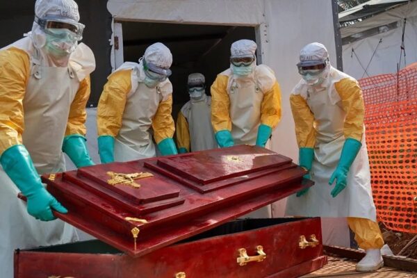 Cifra de fallecidos por ébola en el Congo se acerca a 900
