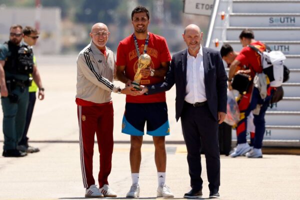 Los campeones del Mundo ya están en Madrid: la selección española aterriza en Barajas