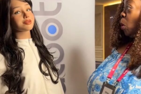 Un robot humanoide se suma al equipo de profesores en una escuela de EEUU