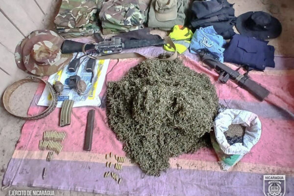 Ejército captura a tres nicaragüenses con pertrechos militares y marihuana en el Caribe Norte