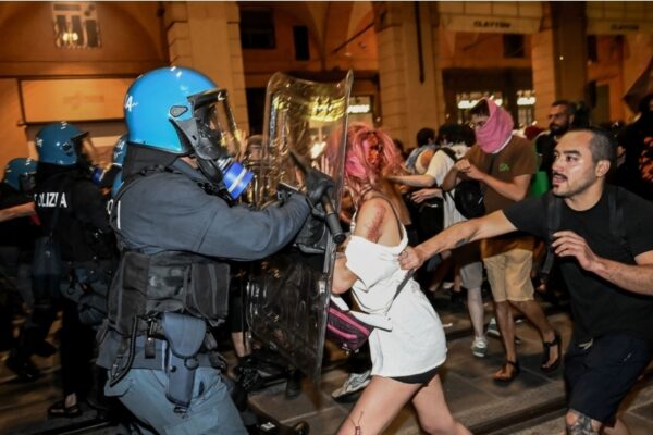 La muerte de un marroquí inmovilizado por la policía provoca violentas protestas en Italia