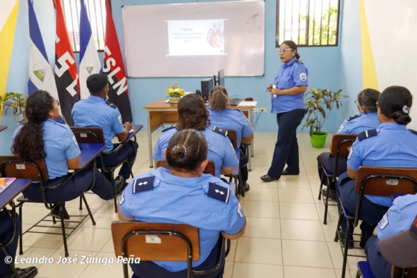 Funcionarios de Migración dotados con herramientas en prevención de la violencia de género y trata de personas