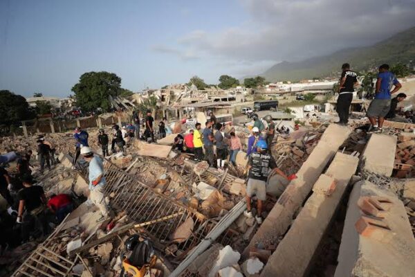 Foco en la esperanza: los venezolanos tratan de reconstruir el país a un mes del doble terremoto