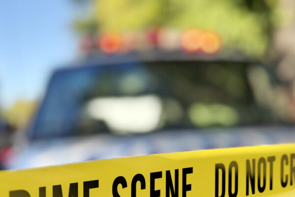 Hallan apuñalada a una mujer en Nueva York horas antes de que su esposo apareciera ahorcado