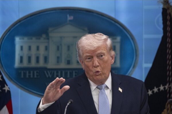 Trump amenaza con llevar a “un nivel mucho más alto” los ataques contra Irán