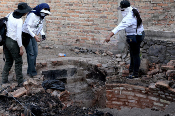 Madres buscadoras de México encuentran crematorio clandestino con restos humanos calcinados