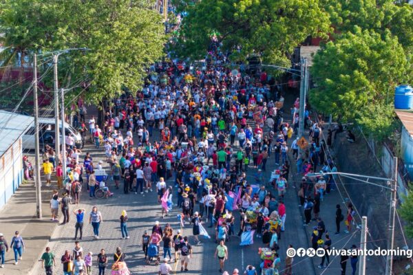 Miles de fieles devotos participan en la tradicional Roza del Camino