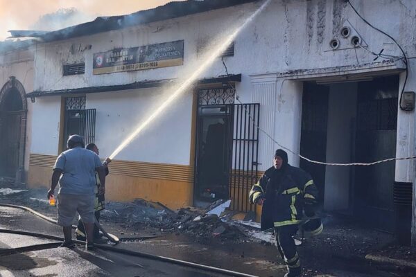 Incendio destruye tres viviendas y deja daños en otras dos en el centro de León