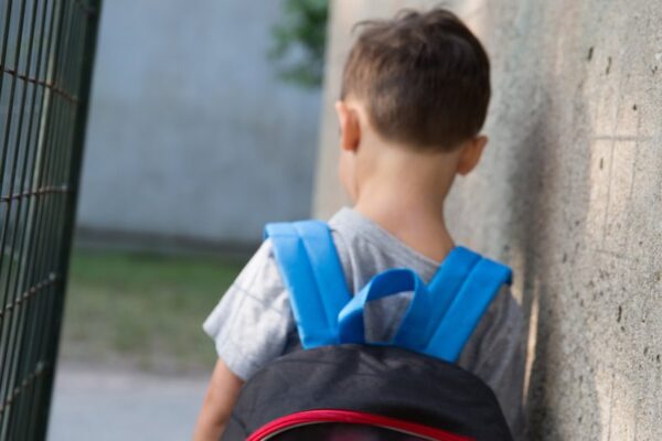 Suspenden a niño por apuntar con un sándwich a compañero de escuela en EE.UU