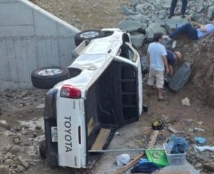 Un muerto y dos lesionados tras caída de una camioneta desde un puente en Tola