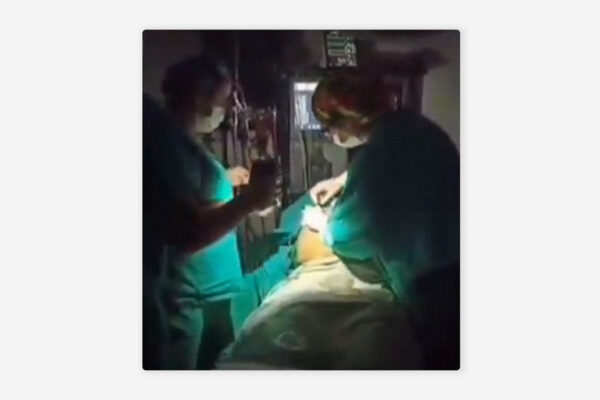 Apagón obliga a médicos a realizar cirugías con la luz de sus teléfonos