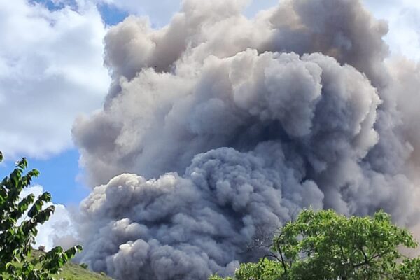 El Volcán Telica registra explosiones, expulsión de gases, cenizas y fragmentos balísticos