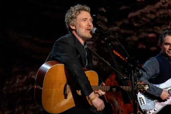 Muere en accidente cantautor ganador del Oscar por la canción “Falling Slowly”