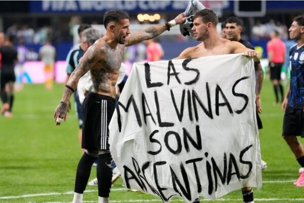 La FIFA investiga a Argentina por la bandera de Malvinas: estas son las posibles sanciones