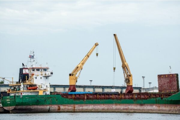 Cuba denuncia bloqueo de 7.000 contenedores con alimentos y medicamentos en puertos del Caribe