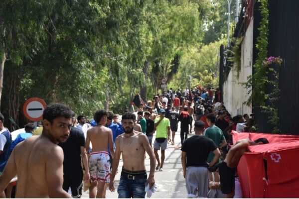 España moviliza al Ejército a Ceuta tras la llegada masiva de migrantes