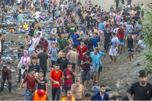 Avalancha migratoria en España: 60.000 irregulares entran en Ceuta