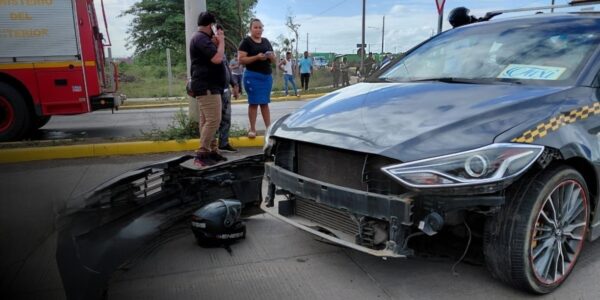 Colisión de taxi y motocicleta deja un fallecido en Sabana Grande