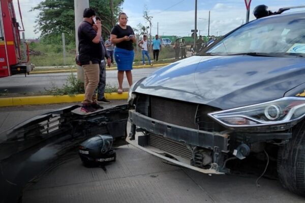 Colisión de taxi y motocicleta deja un fallecido en Sabana Grande