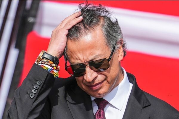 Petro comenta su viaje a la isla: “Quiero desde Cuba oponerme a una guerra en el Caribe”