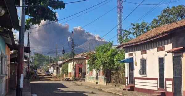 Volcán Telica mantiene actividad eruptiva por tercer día consecutivo: sus cenizas alcanzan comunidades de León y Chinandega