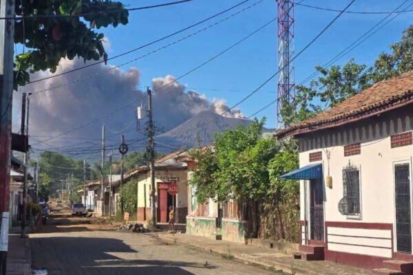 Volcán Telica mantiene actividad eruptiva por sexto día consecutivo: sus cenizas alcanzan comunidades de León y Chinandega