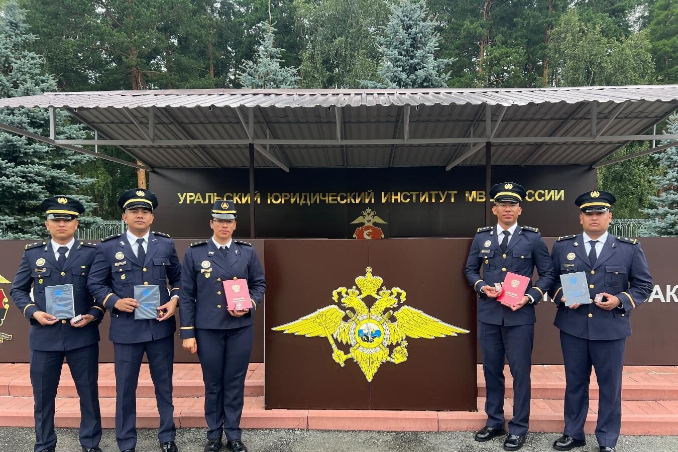 Oficiales de la Policía Nacional se gradúan con honores en prestigioso instituto jurídico de Rusia