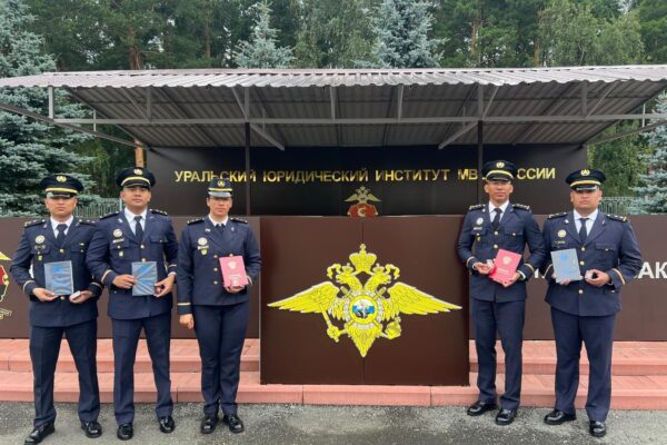 Oficiales de la Policía Nacional se gradúan con honores en prestigioso instituto jurídico de Rusia