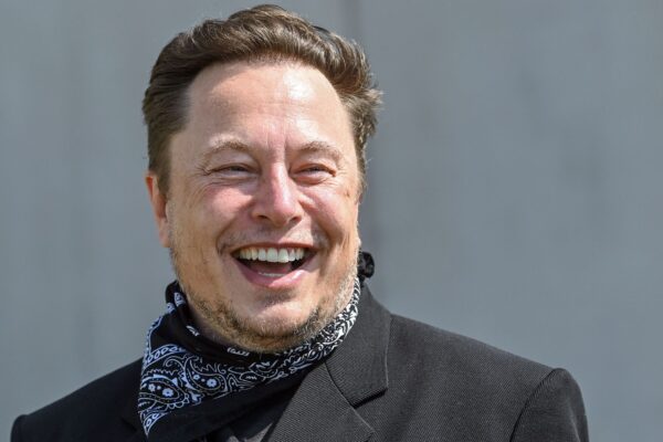 Musk pierde casi la mitad de su fortuna en cuestión de semanas