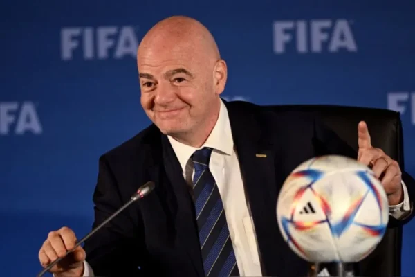 Infantino habría buscado multiplicar por diez su salario con un proyecto de la FIFA